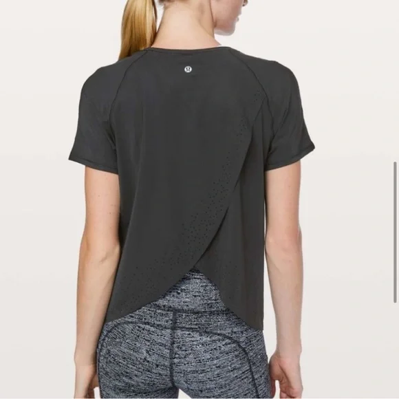 Lululemon Quick Pace Short Sleeve Crossbody Open Short Sleeve Size 14 - Picture 2 of 5